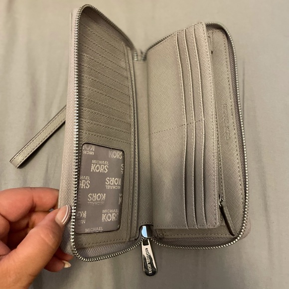 Michael Kors wristlet wallet - Picture 4 of 4